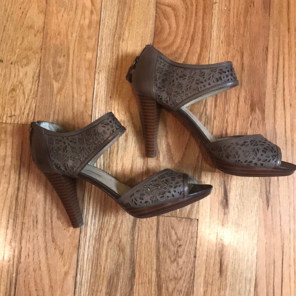Adrienne Vittadini dark taupe dressy heel - Sz 7.5